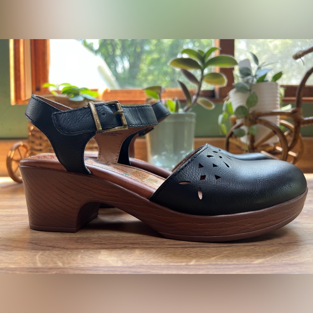 NWOB Black Mules with Cutout Design Women's, Jasmine Clog